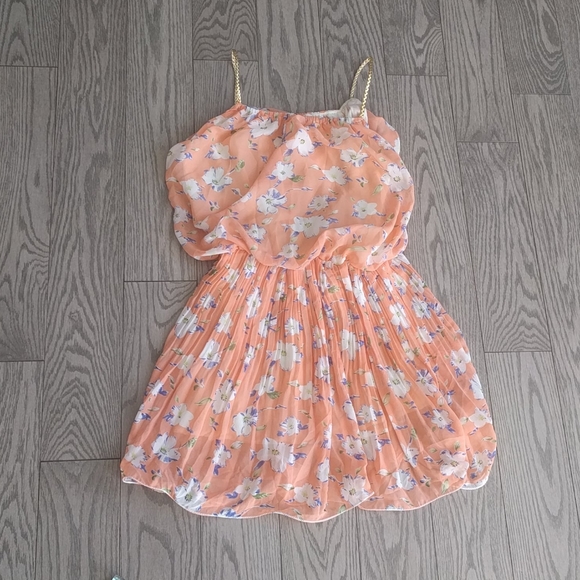 None Dresses & Skirts - Beautiful mini dress 🌼🌹🍀